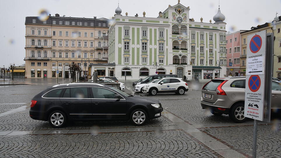 Wirtschaftskammer begrüßt die Autos vor dem Gmundner Rathaus