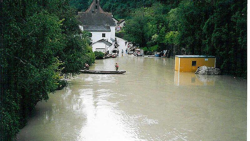 Die Salzach überflutete Häuser und Straßen in Ach Hochwasser-Schutz hat vor Schlimmerem bewahrt