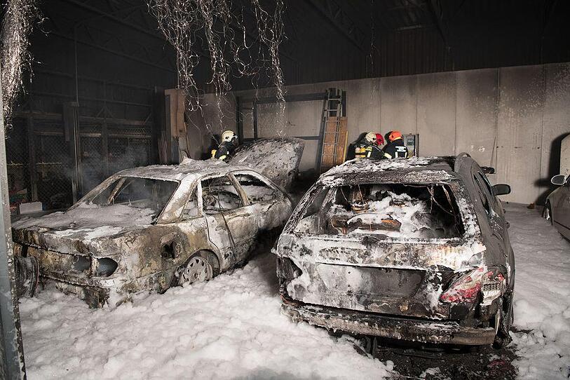 Autos wurden ein Raub der Flammen