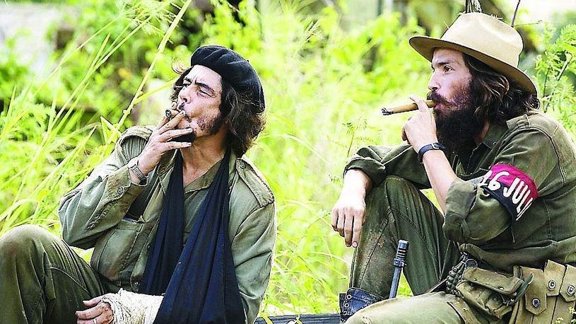 Pulver- und Zigarrenrauch zieht durch Kuba