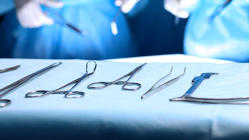Operation verlassen: Oberarzt wehrt sich gegen Entlassung