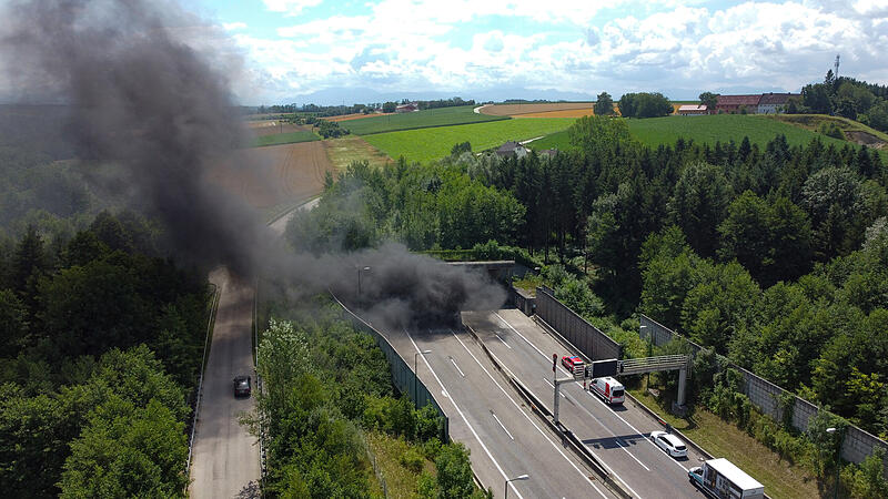 Auto ging in A8-Tunnel in Flammen auf