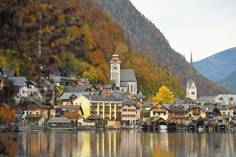 Hallstatt am Hallstätter See im Herbst, Österreich, Europa - H