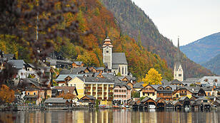 Hallstatt am Hallstätter See im Herbst, Österreich, Europa - H