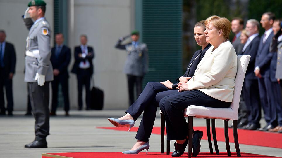 Nach Zitteranfällen hörte Merkel Hymne im Sitzen