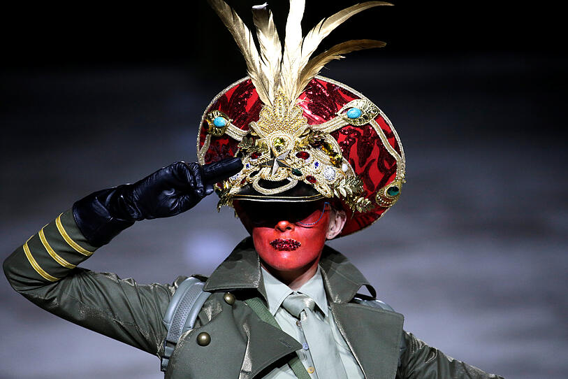 Chinesischer Designer zeigt skurrile Hüte