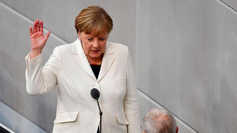 Ein Jahr "GroKo": Merkel ist zufrieden