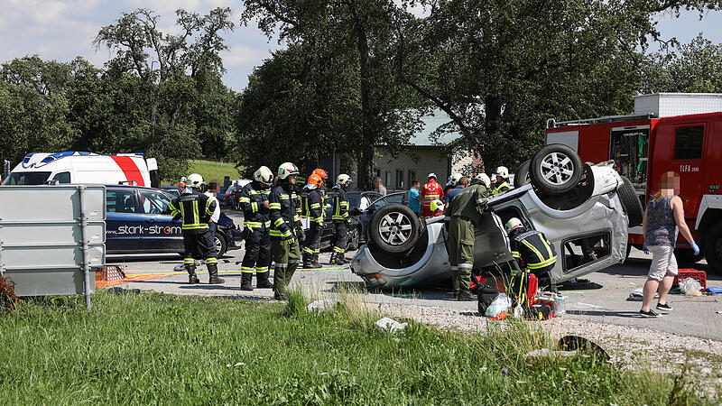 Drei Fahrzeuge kollidierten auf Kreuzung in Gaspoltshofen