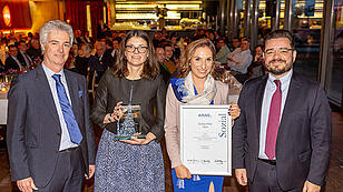 Amag-Sozialpreis-Siegerin Rita Bartosch (2.v.r.) mit dem Amag-Vorstand Helmut Kaufmann (li.), Claudia Trampitsch (2.v.li.) und Victor Breguncci (re.) Foto: Amag/wildbild