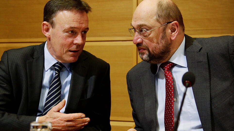 FILE PHOTO: Parliamentary leader of Germany's SPD Oppermann chats with party fellow Schulz before board meeting in Berlin