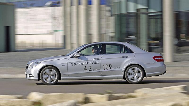 Mercedes spannt mit Diesel-Hybrid den Rettungsschirm an der Tankstelle auf