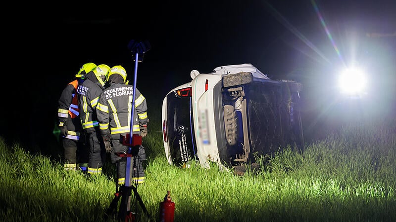Verkehrsunfall zwischen Sankt Florian und Hofkirchen: PKW liegt auf der Seite