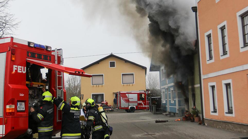 Vergessene Herdplatte löste Brand in Altheim aus: Bewohnerin verletzt