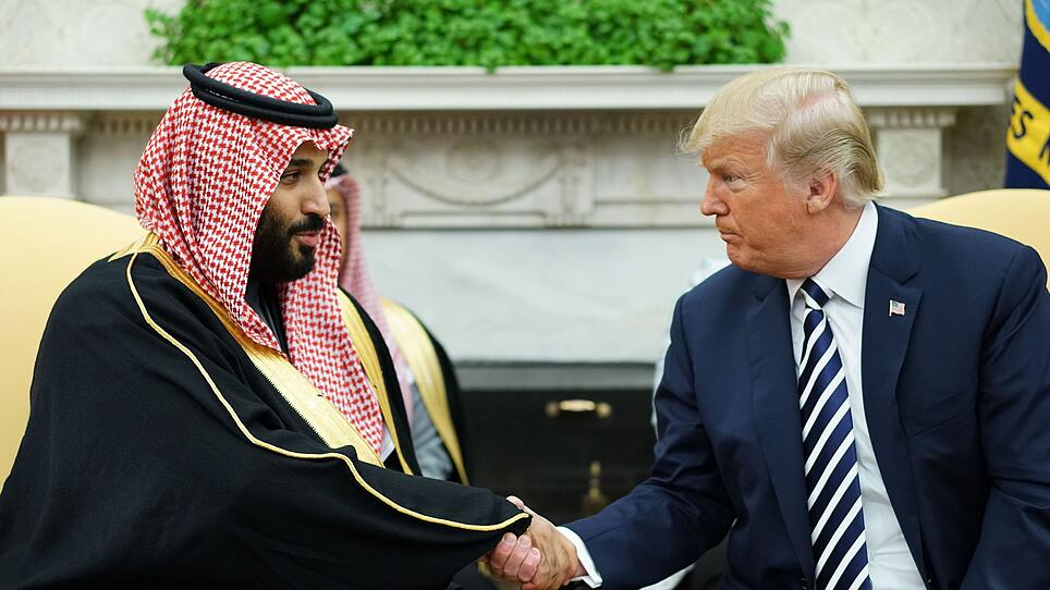 Trump zeigt mit dem Finger auf saudischen Kronprinzen