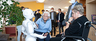 Pepper, der Roboter, dem die Senioren vertrauen