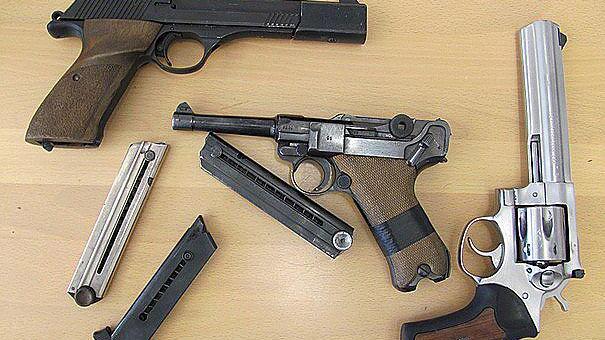 Serieneinbrecher hatte drei Schusswaffen im Rucksack
