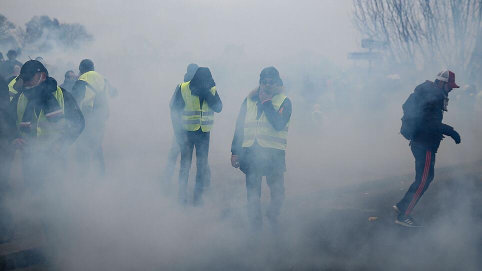 Gewalt bei "Gelbwesten"-Protesten: Macron ruft zum Dialog auf