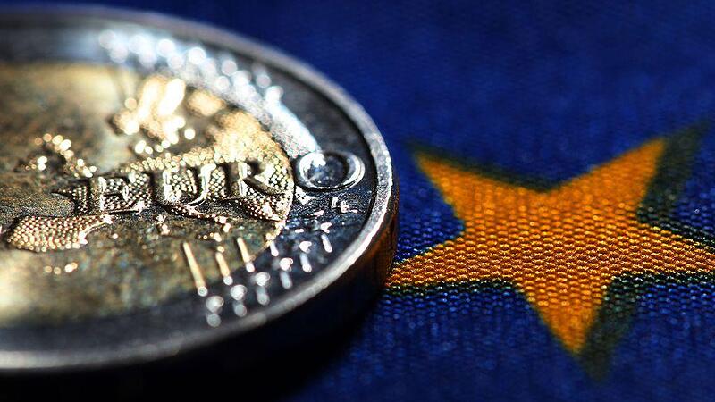 Euro falls to $1.0628 according to business climate index