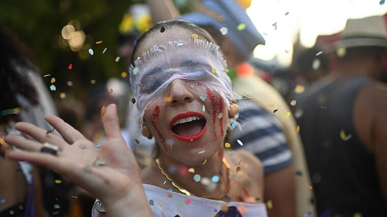 Rio eröffnete Karneval mit Umzügen im Sambodrom