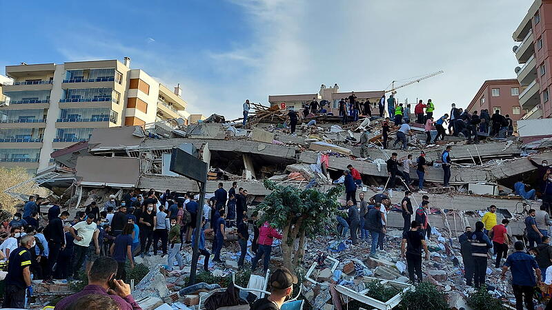 Schweres Erdbeben erschüttert West-Türkei und Griechenland