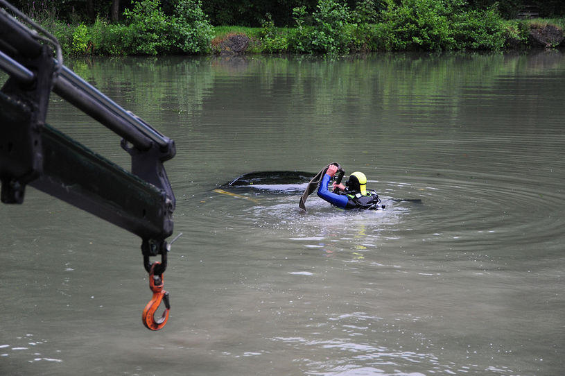 Führerscheinneuling mit Auto im Teich gelandet
