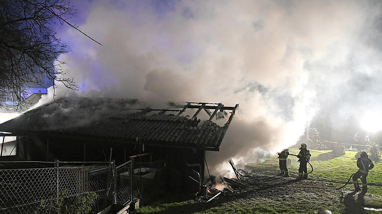 Neun Feuerwehren löschten brennende Gartenhütte