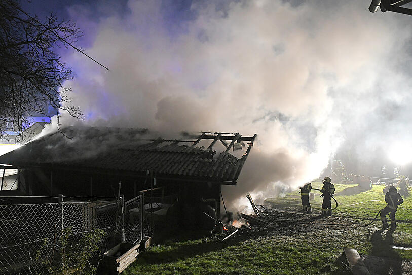 Neun Feuerwehren löschten brennende Gartenhütte