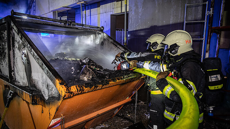 Container brannte: 100 Feuerwehrleute im Einsatz