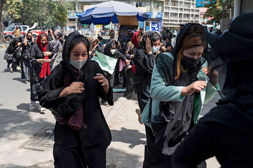 Taliban lösten Frauen-Protest in Kabul mit Luftschüssen auf