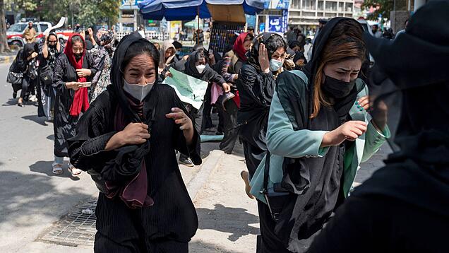 Taliban lösten Frauen-Protest in Kabul mit Luftschüssen auf