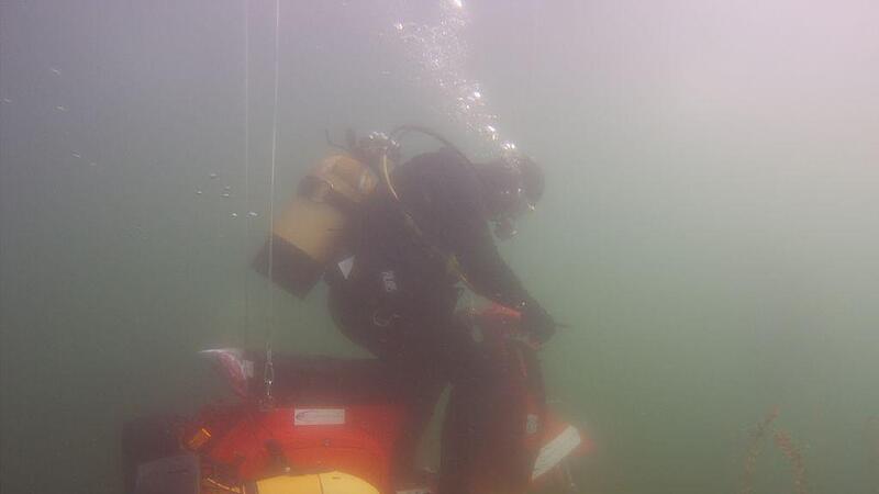 Unterwasserfahrt mit der Vespa bei vier Grad
