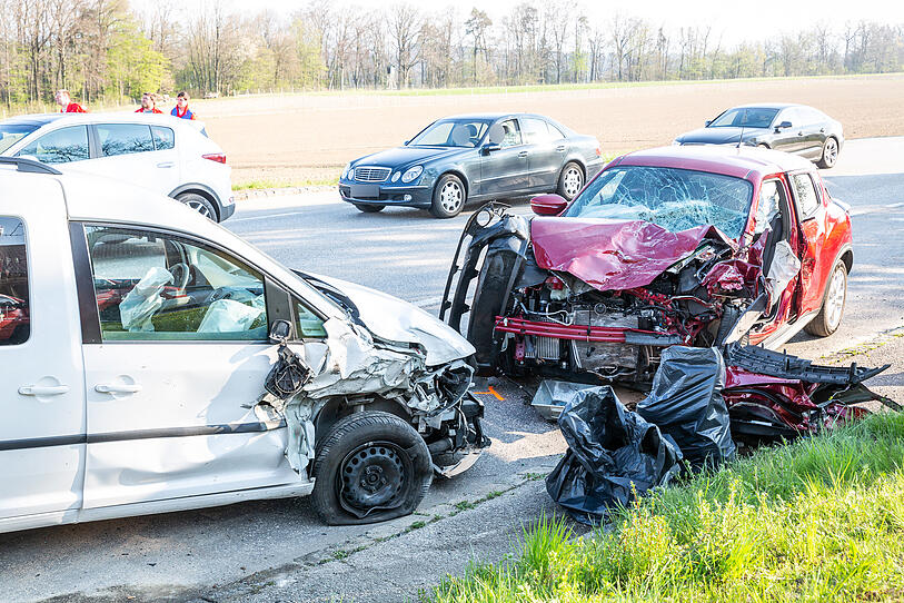 Verkehrsunfall mit fünf Autos und drei Verletzten