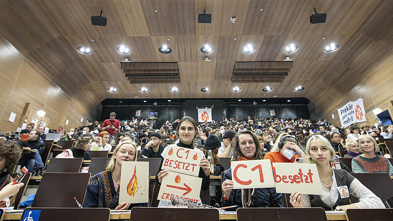 Climate protectors occupied the lecture hall at the University of Vienna