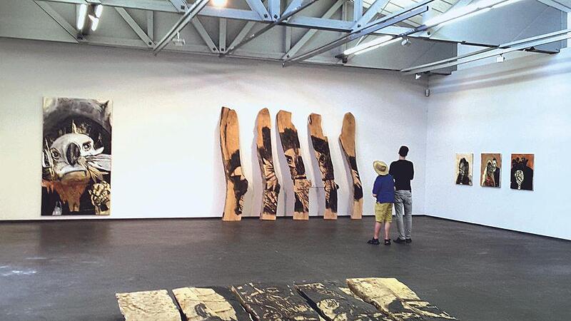 Lena Göbel zeigt große Holzschnitte zur Nähe und Distanz von Mensch und Tier