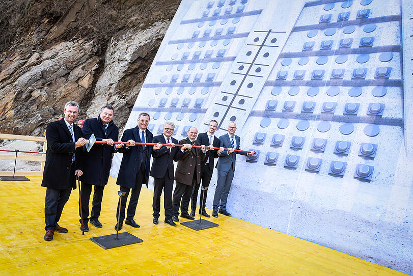 Erster Anker für die neue Linzer Donaubrücke