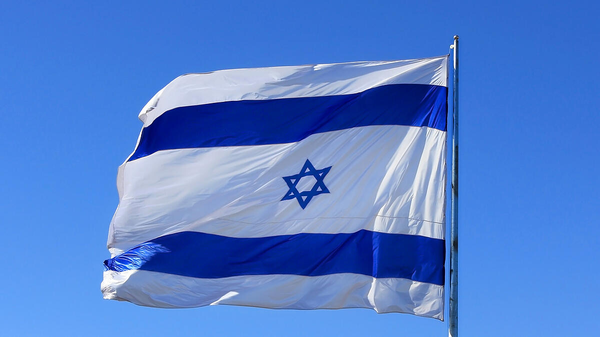 Zeichen der Solidarität: Israels Flagge auf Bundeskanzleramt und