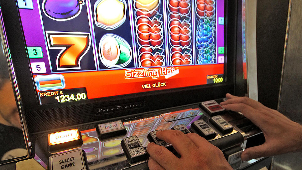 Wandregal als Schiebetür: Geheimer Eingang zu illegalem Glücksspiel entlarvt