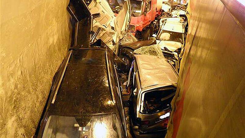 29 Verletzte bei zwei Unfällen im Herzogbergtunnel