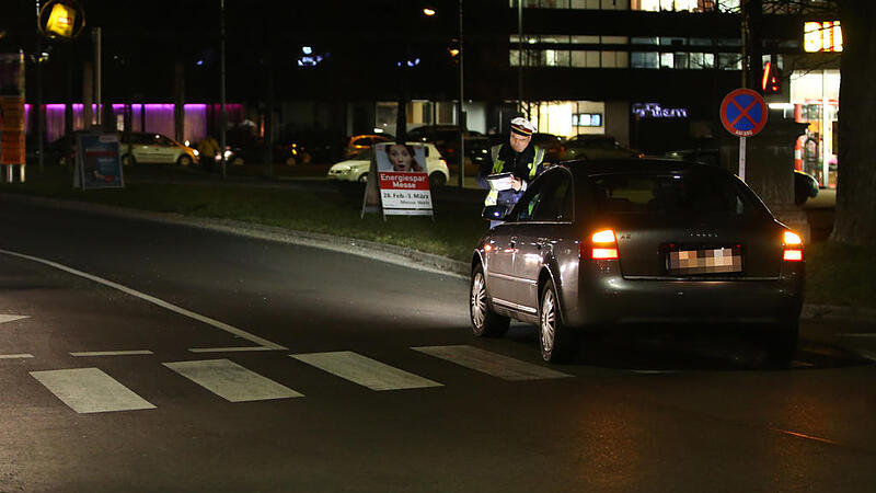 Fotos: Fußgängerin in der Maria-Theresia-Straße von Fahrzeug erfasst und verletzt, Wels, 12.02.2014